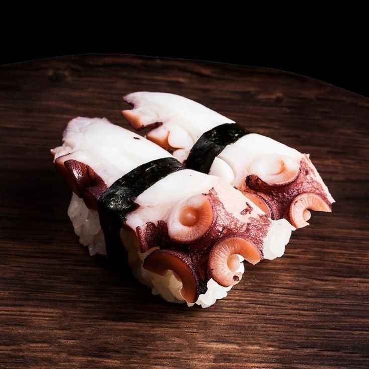 HonestAbove sashimi-grade octopus slices (Tako) – pre-sliced for convenience, premium sushi-grade seafood from Vietnam, tender and chewy texture, ideal for sashimi, nigiri, and seafood platters, 500g pack (approx. 20 pieces)